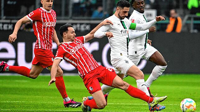 Gladbachs Lars Stindl (r) und Freiburgs Nicolas Höfler kämpfen um den Ball.