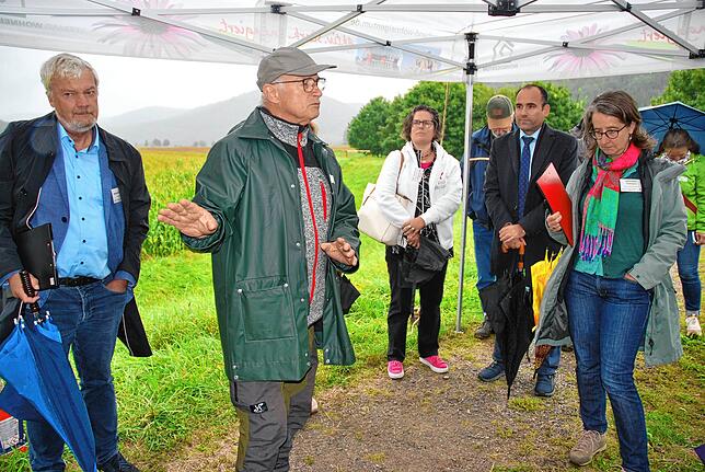 Der Leiter der Naturschutzgruppe Erich Hertkorn (Mitte) erläutert der Jury die Schutzmaßnahmen der Klettgauer Naturschützer in Grießen