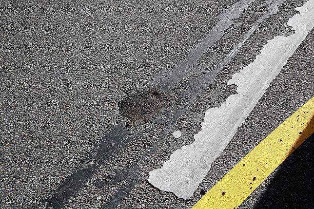 Mehrere Kernbohrungen haben ergeben, dass der Fahrbahnbelag zwischen den beiden sanierten B 27-Brücken bei Hüfingen erneuert werden sollte.
