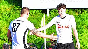 Gut gemacht: Marco Hanser (rechts auf dem Archivbild, mit Johannes Baumgartner) traf drei Mal für die SG FC Wehr/Brennet, die sich mit ...