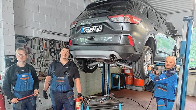 In der Werkstatt (v.l.): Lukas Strohmeier, Marvin Butkus, Rolf Hirt.