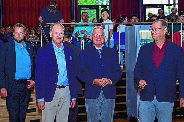 Innenminister Thomas Strobl /(Mitte, mit Sparkassenchef Arendt Gruben liks und OB Jürgen Roth, rechts), bedanke sich persönlich bei den ...