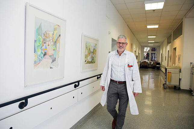 Wolff Voltmer ist Chefarzt der Klinik für Orthopädie und Unfallchirurgie in Radolfzell. Und er ist Vorsitzender des Kunstvereins ...