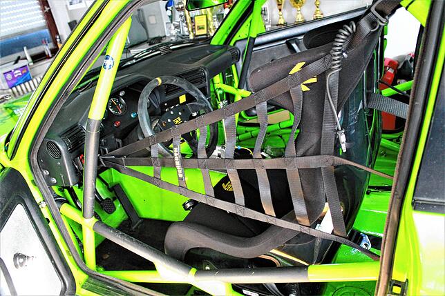 Die Gurtbespannung seitlich vom Fahrersitz sorgt dafür, dass der Fahrer nicht aus dem Fahrzeug geschleudert wird, falls die Tür nach ...