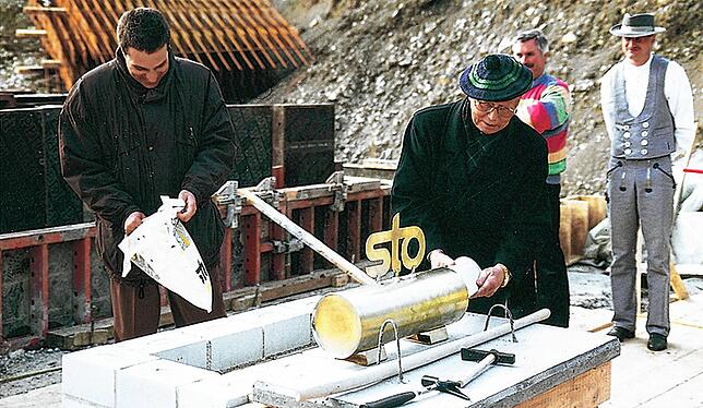 1996: Firmengründer Fritz Stotmeister legte Dokumente in den Grundstein des entstehenden „Sto-Schiffs“, das der britische ...