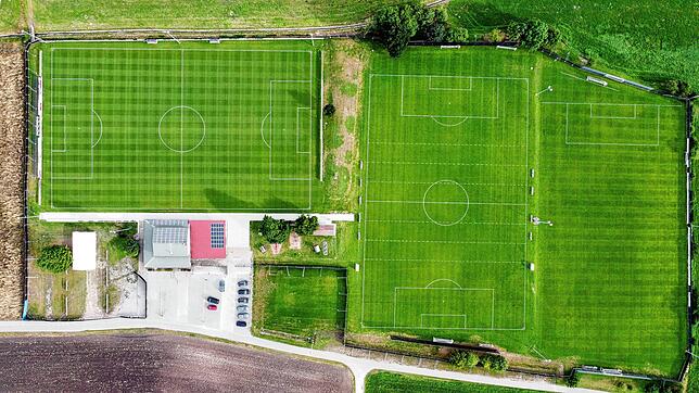 Wegen des tollen Untergrunds beliebt. Der Platz in Aasen.