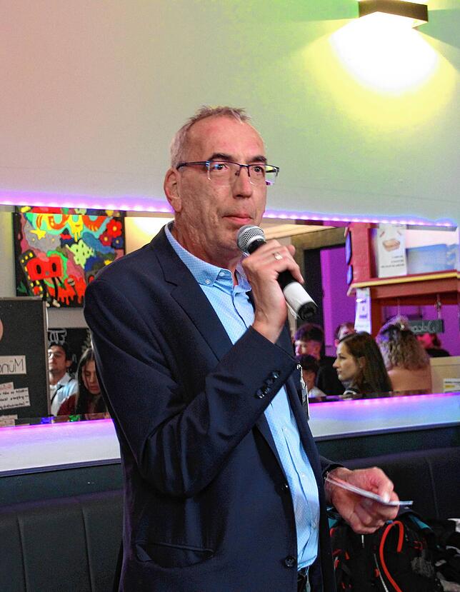 OB-Stellvertreter Peter Kaiser begrüßt die Gäste der Veranstaltung „Jugend mAcht“ im Jugendcafé Waldshut.