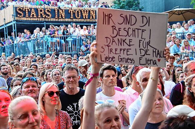 Am Finaltag des Festivals Stars in Town auf dem Herrenacker inmitten der Altstadt von Schaffhausen befubelten über 6000 Fans die ...