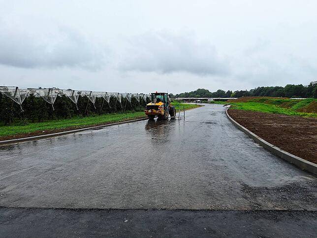 Bislang war das ein landwirtschaftlicher Wirtschaftsweg: Im oberen Bereich ausgebaut, wird er künftig die Straßenmeisterei, den Bauhof ...