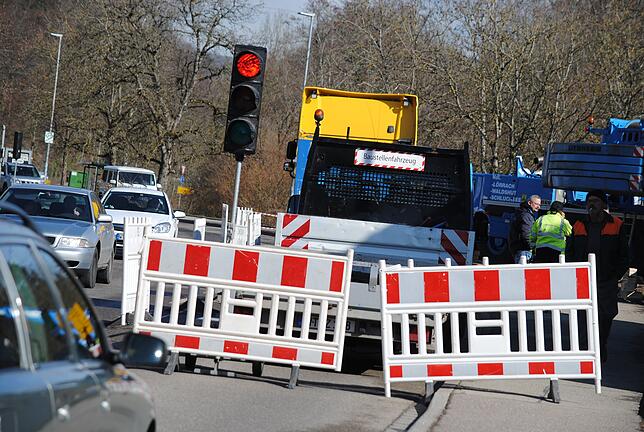 Während des Einbaus wird der Verkehr in der Schlüchttalstraße halbseitig gesperrt.