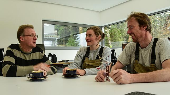 Boris Pokupec (rechts) und Sonja Keinhorst erzählen im Interview mnit SÜDKURIER-Mitarbeiter Roland Sprich von ihren Erlebnissen und ...