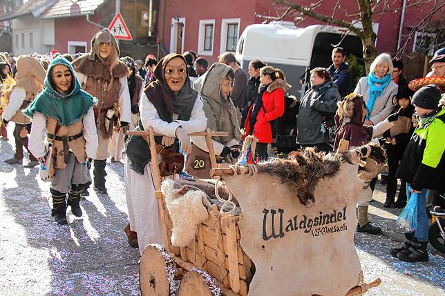 Tausende Narren und Fasnachtsfreunde feierten ausgelassen beim Narrentreffen in Schwerzen. Höhepunkt war der große Fasnachtsumzug am ...