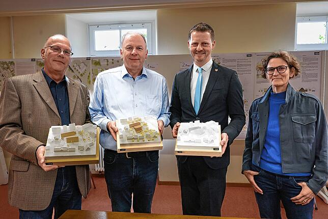 Präsentieren zufrieden die besten drei Entwürfe für die neue Ortsmitte von Böhringen (von links): Thomas Nöken (Stadtplanung und ...