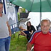 "Man kennt sich unter Nachbarn." Robert Fuchs mit seinen Kindern Simon und Michelle und Siegfried Ruckaberle treffen sich gerne zum ...