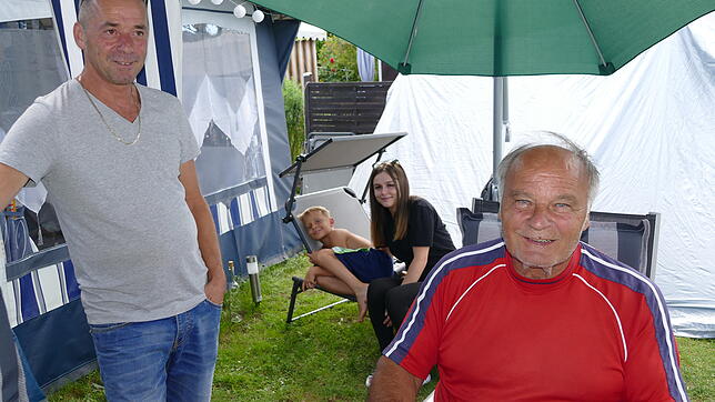 "Man kennt sich unter Nachbarn." Robert Fuchs mit seinen Kindern Simon und Michelle und Siegfried Ruckaberle treffen sich gerne zum ...