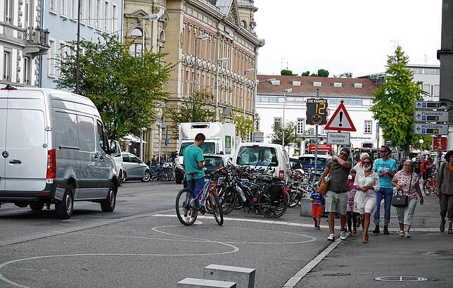 Bahnhofsvorplatz mit Taxistand am Montag nach dem Unfall