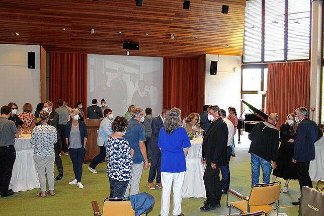 Beim Apéro würdigen und danken zahlreiche Gäste persönlich Gerhard Rothach (vorn, Mitte).