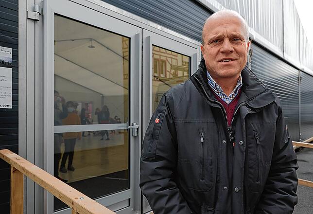 Schulleiter Norbert Schaible vor dem Zelt auf dem Pausenhof.