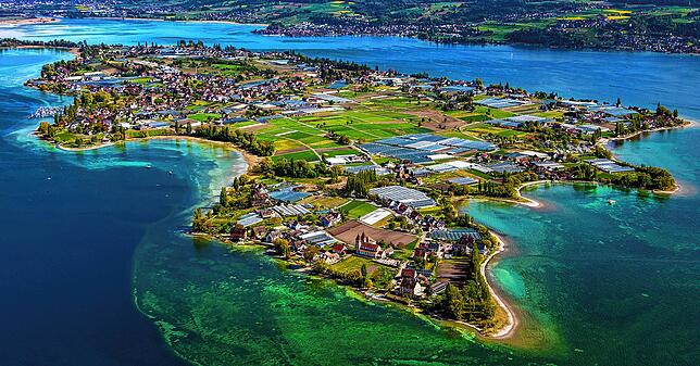 Bedeckt von Feldern und Gewächshäusern – der Gemüse-Anbau prägt die Insel Reichenau sichtbar.
