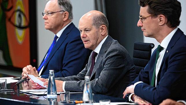 Stephan Weil (l-r, SPD), Ministerpräsident von Niedersachsen und amtierender Vorsitzender der Ministerpräsidentenkonferenz (MPK), ...