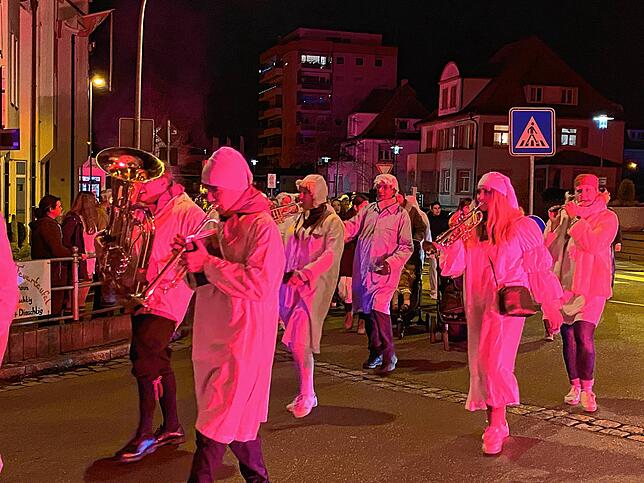 Bild 33: Weiße Narren ziehen durch Stockach: Die schönsten Bilder vom Hemedglonkerumzug und der Verbrennung