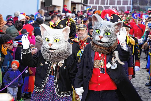 Hier winkt das Katzenpaar huldvoll in die Menge.
