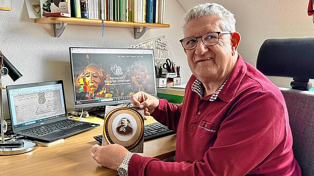 Ehrenzunftmeister Arnfried Winterhalder freut sich über das Bild des Vereinsgründers Otto Ruderer. Fotos: privat/Winterhalder