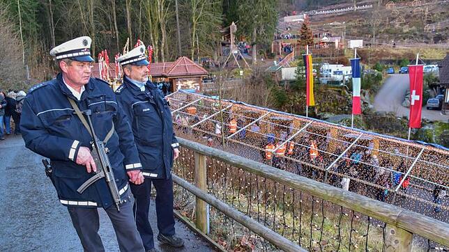 Sie haben die Sicherheit im Blick. Bewaffnete Polizisten bewachen den Eingangsbereich auf dem Triberger Weihnachtszauber. Bilder: Roland ...