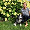 Utha Simmler aus Tiengen mit ihrem Hund Kimba, die zu den ältesten Hündinnen in der Stadt zählt.