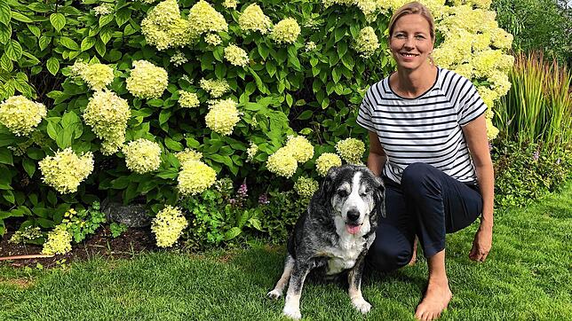 Utha Simmler aus Tiengen mit ihrem Hund Kimba, die zu den ältesten Hündinnen in der Stadt zählt.
