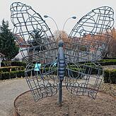 Eine Schmetterlingskulptur markiert den Mainau-Garten.