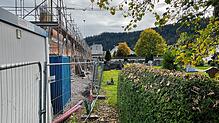 Derzeit trennt ein Bauzaun den Friedhof von St.¦Blasien vom Weg, der am zukünftigen Lidl-Markt entlang führt. Dort soll eine Hecke ...