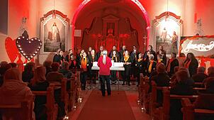 Überwältigende Resonanz erfährt das Adventskonzert des Gospelchors Stimmen-los in der Bernauer Pfarrkirche. Bild: Karin Steinebrunner