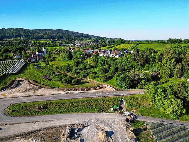 Bild 8: Drohnenflug über Riedheim: So sieht die gesperrte Müllstraße K7742 aus der Vogelperspektive aus