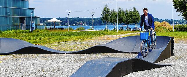 MTK-Chef Eric Thiel testet den Pumptrack auf Klein Venedig.