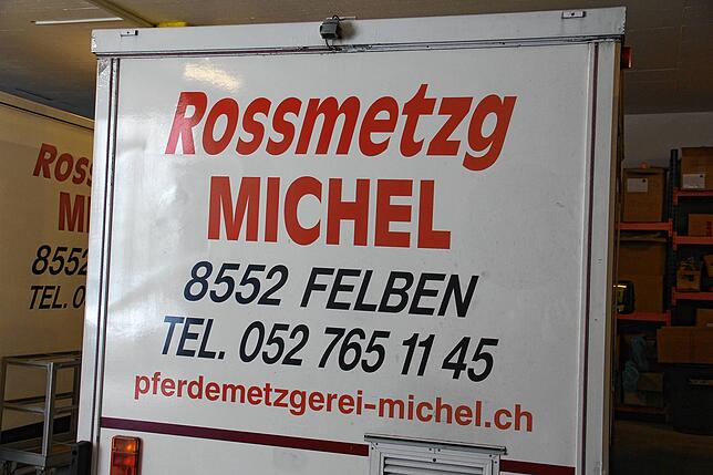 Kaum zu übersehen: Seit 1976 schon kauft Familie Michel Pferde an, die die Besitzer bringen. Die Metzgerei liegt in Felben (bei ...