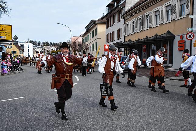 Bild 30: Bilder vom Narrenbaum-Umzug in Stockach mit Schaulustigen