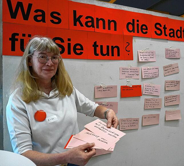 Ehrenamtliche Hilfe: Erika Thinnes ist eine der Ehrenamtlichen, die bei der Vorbereitung und Organisation des Generationendialogs ...