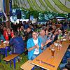 Gut gelaunt trotz schlechter Witterung feiert das Publikum beim Brass-Konzert zum Auftakt des Fischerfests in Pfohren mit. Die ...