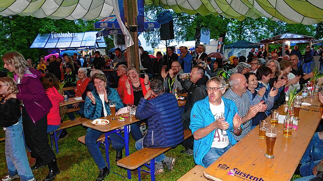 Gut gelaunt trotz schlechter Witterung feiert das Publikum beim Brass-Konzert zum Auftakt des Fischerfests in Pfohren mit. Die ...