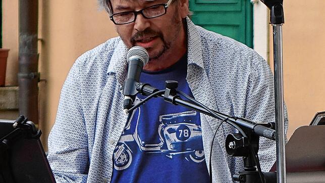 Mario Enderle bringt am Wochenende 20¦Leute und sich selbst auf die Bühne des Dorfstübli in Maulburg. Bild: Roswitha Frey