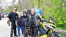 Das Elektromotorrad des ADAC ist oft umlagert. Die Stauberater Dieter Mäurer (von links) und Daniela Grosser (Teamleader Stauberatung ) ...