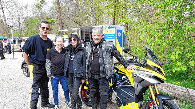 Das Elektromotorrad des ADAC ist oft umlagert. Die Stauberater Dieter Mäurer (von links) und Daniela Grosser (Teamleader Stauberatung ) ...