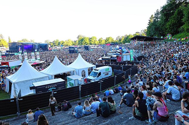 Bild 22: Festivalsommer startet – Fans feiern ausgelassen beim Campus-Festival