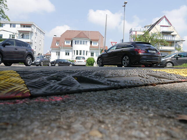 Raser werden auf dem Parkplatz am Hinteren Hafen bereits durch Bodenschwellen ausgebremst.