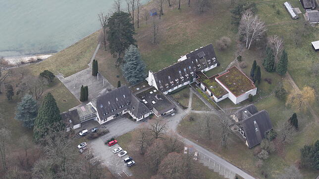 Das ehemalige Diakonissenheim am Fischbacher Seeufer soll bis auf die Villa Gminder (zweites Gebäude von links) abgerissen werden. ...