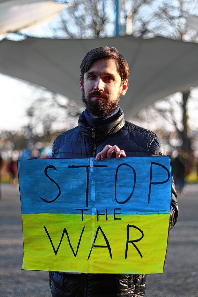 Bild 7: Gesichter der Solidarität: Warum Menschen gegen den Ukraine-Krieg demonstrieren