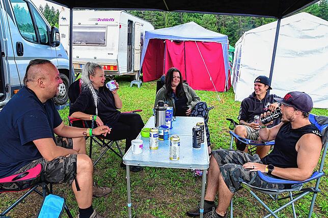 Sie haben zwischen den Konzertabenden eine gute Zeit auf dem Campingplatz und genießen das Festivalleben. Und geben volle Punktzahl für ...