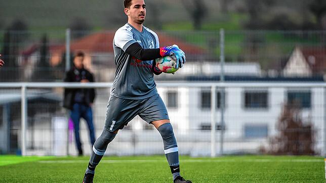 Er hat den Ball: Torwart Mirco Nannavecchia will seinen Kasten in der Partie am Samstag gegen den FSV RW Stegen sauber halten.