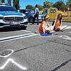 Regina Stephan (links) und Eileen Blum blockieren die Fahrbahn der Europastraße Richtung Schweiz. Nur Stephan &ndash; als Blockiererin ...